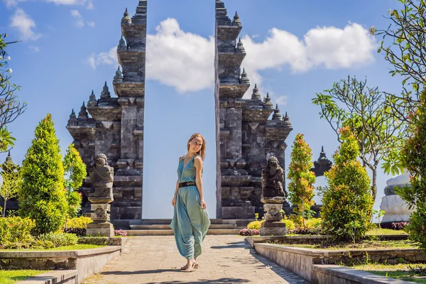 Junge Touristin im buddhistischen Tempel brahma vihara arama banjar bali, Indonesien — Stockfoto