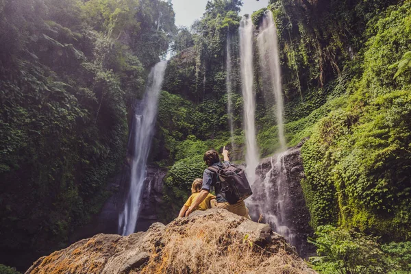 Pai e filho nas cachoeiras Sekumpul em selvas na ilha de Bali, Indonésia. Bali Travel Concept — Fotografia de Stock