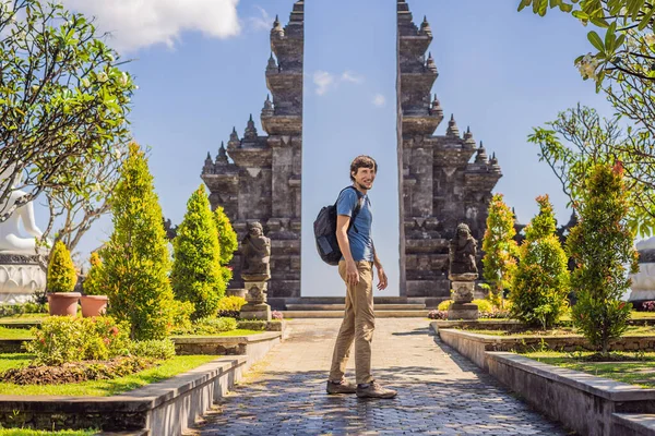 Turysta w buddyjskiej świątyni Brahma Vihara Arama Banjar Bali, Indonezja — Zdjęcie stockowe