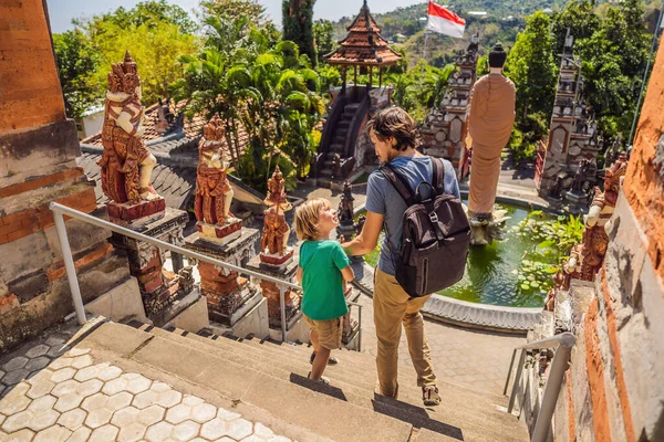 Papá e hijo turistas en el templo budista Brahma Vihara Arama Banjar Bali, Indonesia. Luna de miel — Foto de Stock