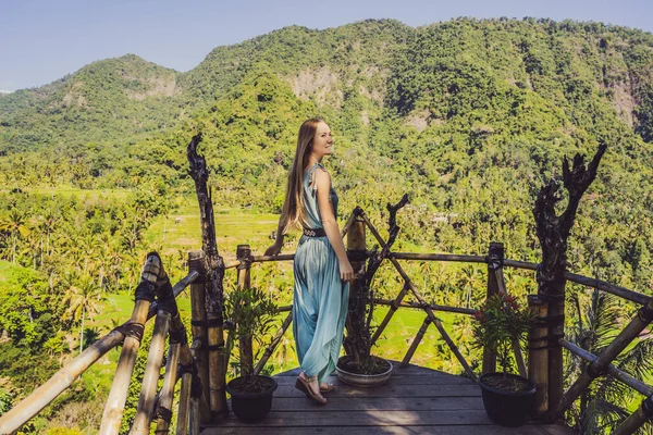 Junge Touristin vor dem Hintergrund des tropischen Dschungels von Bali. Wald und Berg. bali Reisekonzept — Stockfoto