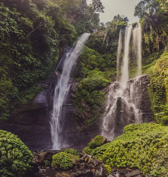 Красивый тропический водопад Sekumpul в Бали, Индонезия — стоковое фото