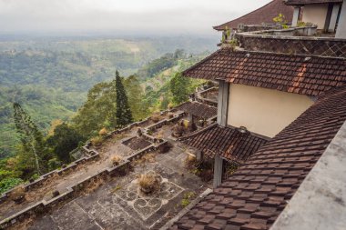 Bedugul 'da terk edilmiş ve gizemli bir otel. Endonezya, Bali Adası