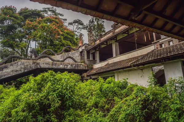 Покинутий і таємничий готель у Бедугулі. Індонезія, острів Балі — стокове фото