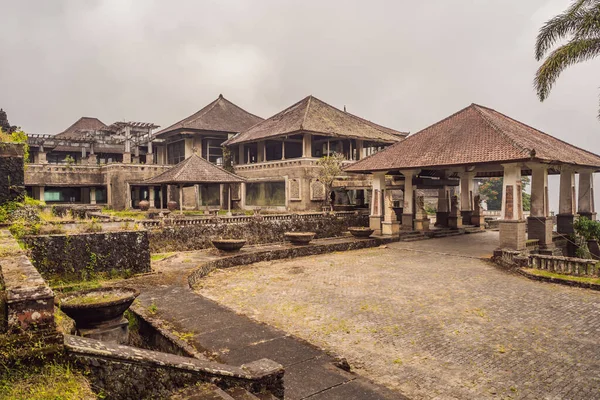 Hotel abandonado y misterioso en Bedugul. Indonesia, Isla de Bali —  Fotos de Stock