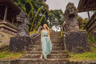 Bedugul 'da terk edilmiş ve gizemli bir otelde kalan kadın turist. Endonezya, Bali Adası. Bali Seyahat Konsepti
