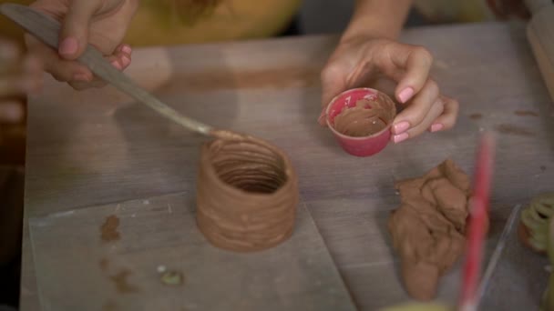 Çömlekçilik kursunda küçük bir çocukla annesinin yavaş çekimleri. — Stok video