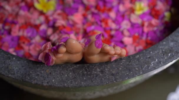 Plan lent d'une belle jeune femme prenant un bain floral dans un spa tropical — Video