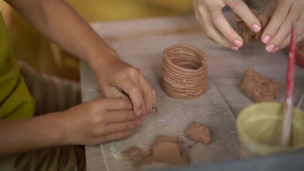 Slowmotion skott av en liten pojke och hans mor på en keramik master class — Stockvideo