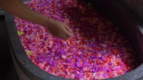 La persona de servicio prepara un baño floral en un spa tropical — Vídeos de Stock