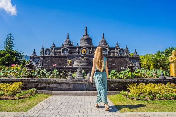 Joven turista en templo budista Brahma Vihara Arama Banjar Bali, Indonesia — Foto de Stock