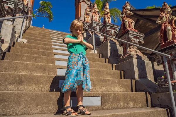 Joven turista en templo budista Brahma Vihara Arama Bali — Foto de Stock