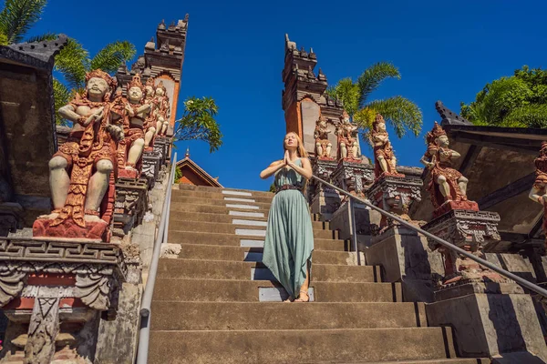 Νεαρή γυναίκα τουρίστρια στο βουδιστικό ναό Brahma Vihara Arama Bali — Φωτογραφία Αρχείου