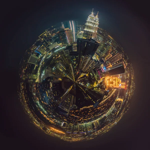Circular, Stereographic, Polar panorama Kuala lumpur cityscape. Vista panorámica del horizonte de la ciudad de Kuala Lumpur por la noche viendo edificios de rascacielos en Malasia —  Fotos de Stock