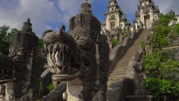 인도네시아의 발리 동부에 있는 카라간 셈 사원의 계단을 지키고 있는 돌용들 이손에 들고 있는 사진 — 비디오