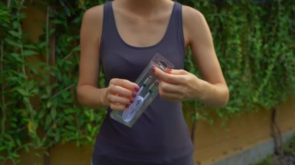 Birisi veri kablosu olan bir kutuyu açıyor ve ne kadar plastiğin çöpe atılacağını gösteriyor. Fazla plastik ambalaj kavramı. Plastik atık kavramını küçült — Stok video