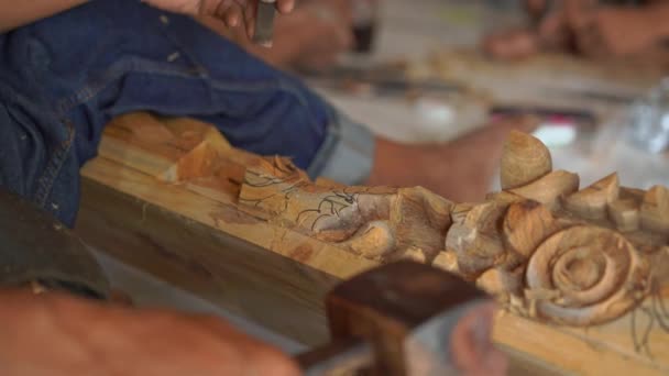 Nahaufnahme eines Handwerksmeisters, der traditionelle Holzschnitzerei betreibt — Stockvideo