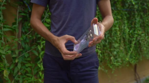 Una persona abre una caja con un cable de datos y muestra cuánto plástico se va a tirar a la basura. Concepto de exceso de envases de plástico. Reducir el concepto de residuos plásticos — Vídeos de Stock