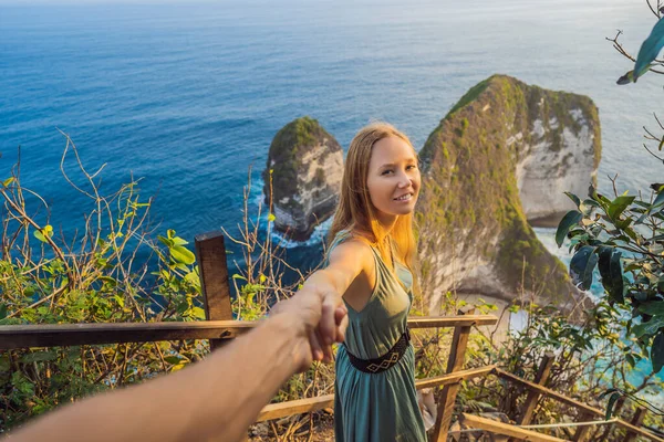 Aile tatili yaşam tarzı. Mutlu kadın bakış açısında duruyor. Yüksek uçurumun altındaki güzel sahile bak. Bali 'ye seyahat. Nusa Penida adasında ziyaret etmek için popüler bir yer. — Stok fotoğraf