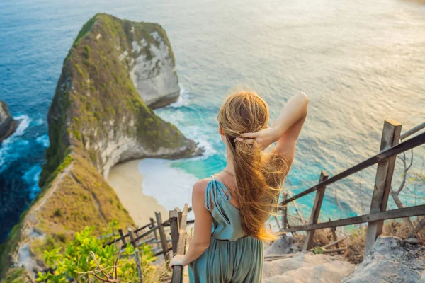 Aile tatili yaşam tarzı. Mutlu kadın bakış açısında duruyor. Yüksek uçurumun altındaki güzel sahile bak. Bali 'ye seyahat. Nusa Penida adasında ziyaret etmek için popüler bir yer. — Stok fotoğraf