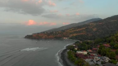 Amed bölgesindeki güzel Jemeluk hangarının hava görüntüsü. Amed 'de günbatımı. Bali konseptine Seyahat