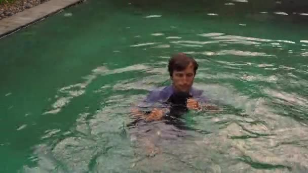 Ο νεαρός εκπαιδεύει την τεχνική του σε μια πισίνα. Καταπολέμηση της κατάρτισης σε μια ιδέα πισίνα — Αρχείο Βίντεο