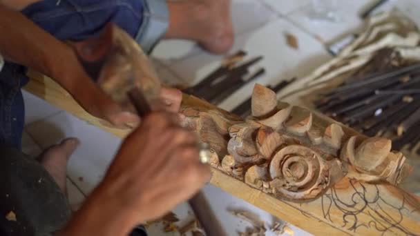 Крупный план мастера, делающего традиционную резьбу по дереву — стоковое видео