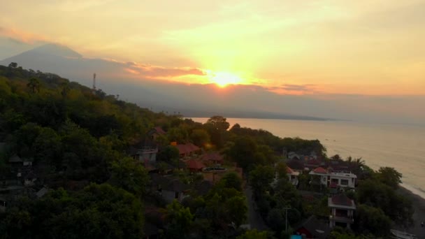 Flygfoto av den vackra Jemeluk viken i Amed området med utsikt över en fantastisk Agung vulkan. Solnedgång i Amed. Res till Bali-konceptet — Stockvideo