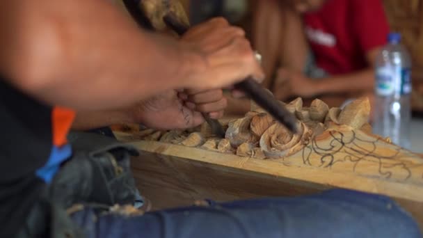 Primer plano de un maestro artesano haciendo tallado en madera tradicional — Vídeos de Stock