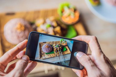 Yemek uygulaması. Gıda ve gıda yararları tanımlayan bir telefon uygulaması