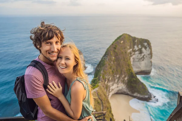 Stile di vita da vacanza familiare. La coppia felice - l'uomo e la donna stanno a punto di vista. Guarda che bella spiaggia sotto la scogliera alta. Destinazione di viaggio a Bali. Luogo popolare da visitare sull'isola di Nusa Penida — Foto Stock