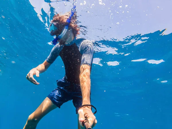 Mann mit Maske schnorchelt im klaren Wasser — Stockfoto