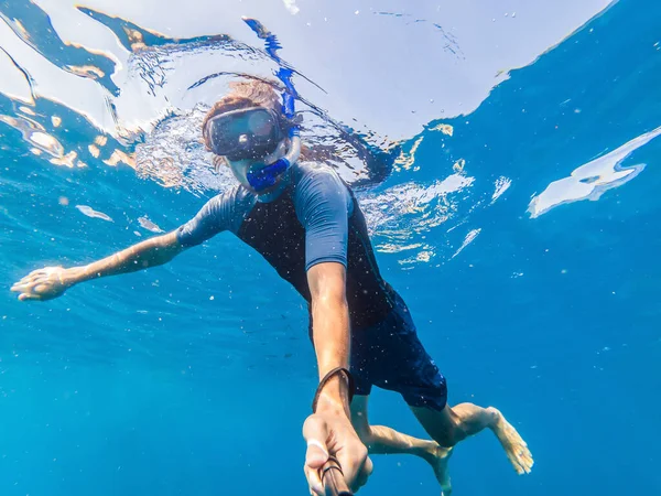 Man met masker snorkelen in helder water — Stockfoto