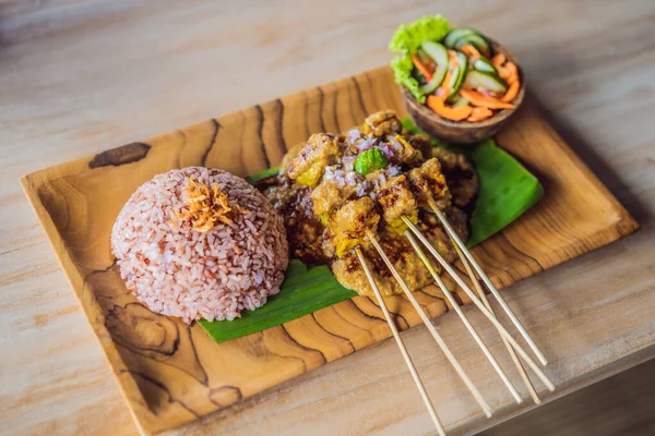 印尼午餐套餐，米饭，蔬菜，甜品 — 图库照片