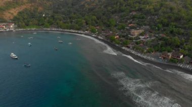 Amed bölgesindeki güzel Jemeluk hangarının hava görüntüsü. Amed 'de günbatımı. Bali konseptine Seyahat