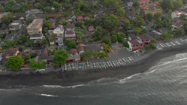 Flygfoto av den vackra Jemeluk Bay i Amed området. Solnedgång i Amed. Res till Bali-konceptet — Stockvideo