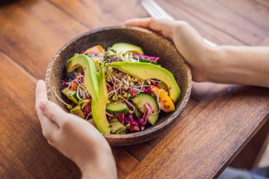 Yeşil Salata ile Kinoa ve Avokado 'nun karışımı Sağlıklı Yemek Konsepti. Vejetaryen gıda konsepti