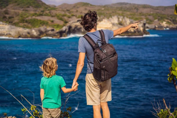 Dad and son tourists against the background of the sea Angels Billabong in Nusa Penida, Bali, Indonesia. Travel to Bali with kids concept — ストック写真