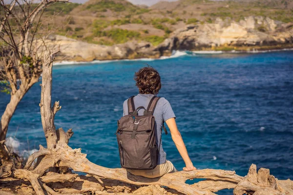 Hombre viajero contra el fondo del mar Ángeles Billabong en Nusa Penida, Bali, Indonesia. Concepto de viaje de Bali — Foto de Stock