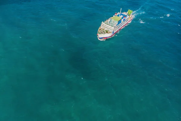 Luchtveerboot in de zee op een zonnige dag blauw water — Stockfoto