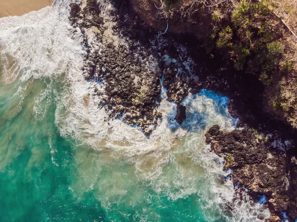 Vista aérea de las olas del mar y la fantástica costa rocosa — Foto de Stock