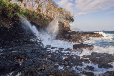 Deniz köpüğüyle kıyıda büyük dalgalar kopuyor