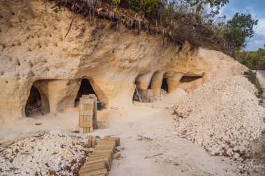 Kireçtaşı ocağı. İnşaat için kireçtaşı çakıl madenciliği