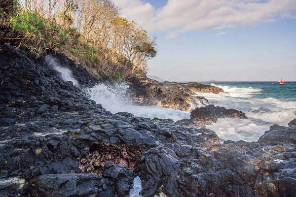 Grandes olas rompiendo en la orilla con espuma de mar — Foto de Stock