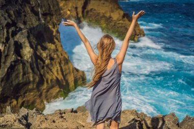 Nusa Penida, Bali, Endonezya 'da Melek Billabong denizinin arka planına karşı bir kadın gezgin. Bali Seyahat Konsepti