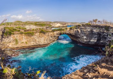 Nusa Penida, Endonezya Angels Billabong Plajı 'ndaki Kırık Plaj manzarası. Popüler turizm beldesi Bali
