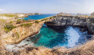 Nusa Penida, Endonezya Angels Billabong Plajı 'ndaki Kırık Plaj manzarası. Popüler turizm beldesi Bali