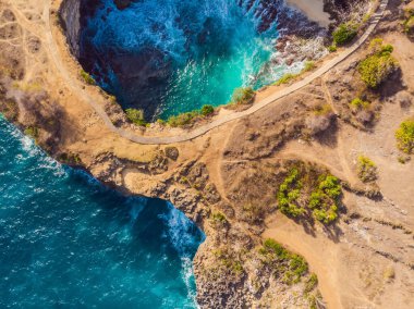 Nusa Penida, Endonezya Angels Billabong Plajı 'ndaki Kırık Plaj manzarası. Popüler turizm beldesi Bali