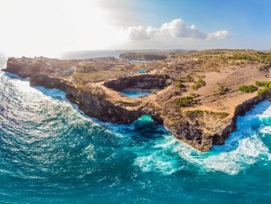 Nusa Penida, Endonezya Angels Billabong Plajı 'ndaki Kırık Plaj manzarası. Popüler turizm beldesi Bali