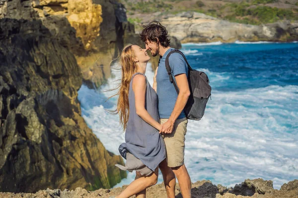 Homem e mulher turistas na lua de mel contra o fundo do mar Anjos Billabong em Nusa Penida, Bali, Indonésia. Bali Travel Concept — Fotografia de Stock